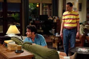 Nachdem Charlie (Charlie Sheen, l.) vor&uuml;bergehend inhaftiert war, er&ouml;ffnet ihm Alan (Jon Cryer, r.), dass Chelsea ihn zu ihrer Geburtstagsparty eingeladen hat. Zerknirscht willigt Charlie ein, dass Alan auf die Feier geht ...