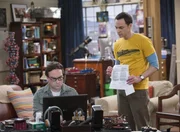 Schlechte Laune vorprogrammiert: Ein Magazin ver&ouml;ffentlicht einen Artikel &uuml;ber die Arbeit von Leonard (Johnny Galecki, l.) und Sheldon (Jim Parsons, r.), ohne Leonards Namen zu erw&auml;hnen ...
