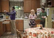 Organisieren ein Essen zu Ehren von Mrs. Wolowitz: Howard (Simon Helberg, r.), Bernadette (Melissa Rauch, M.) und Raj (Kunal Nayyar, l.) ...