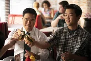 Louis Huang (Randall Park, l.); Eddie Huang (Hudson Yang, r.)