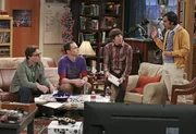 W&auml;hrend Leonard (Johnny Galecki, l.), Sheldon (Jim Parsons, 2.v.l.) und Howard (Simon Helberg, 2.v.r.) eigentlich nur etwas essen wollen, strengt sich Raj (Kunal Nayyar, r.) an, eine L&ouml;sung zu finden, die ihm bei seinem Projekt hilft ...