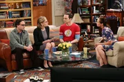 Nur f&uuml;r Sheldon (Jim Parsons, 2.v.r.) ist das Treffen seiner Mutter Mary (Laurie Metcalf, r.) und Leonards (Johnny Galecki, l.) Mutter Beverly (Christine Baranski, 2.v.l.) angenehm ...