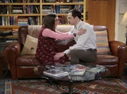 Der Mangel an Wichtigkeit, die Sheldon (Jim Parsons, r.) der Beziehung zu Amy (Mayim Bialik, l.) zukommen l&auml;sst, irritiert sie zunehmend ...