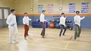 Unter Kripkes (John Ross Bowie) Aufsicht werden Leonard (Johnny Galecki, l.), Sheldon (Jim Parsons, 2.v.l.), Howard (Simon Helberg, M.) und Raj (Kunal Nayyar, 2.v.r.) noch zu richtigen Profis beim Fechten ...