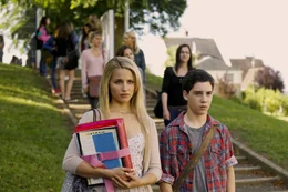 Nach ihrem Umzug in die franz&ouml;sische Normandie im Rahmen eines Zeugenschutzprogrammes, m&uuml;ssen sich die Teenager Belle (Dianna Agron) und Warren (John D'Leo) in den Schulalltag neu einfinden.
