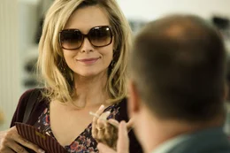 Maggie (Michelle Pfeiffer) versucht nicht aufzufallen. Aber wie lange kann sie die Tarnung im Zeugenschutzprogramm aufrechthalten