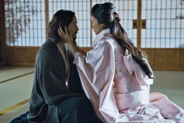 Der Krieger Kai (Keanu Reeves, l.) und die 46 Ronin-K&auml;mpfer m&uuml;ssen sich durch eine brutale Welt voller mythischer Biester, Gestaltenwandler und wundersamer Schrecken k&auml;mpfen, um den heimt&uuml;ckische F&uuml;rsten Kira zu besiegen und die sch&ouml;ne Mika (K&ocirc; Shibasaki, r.) aus dessen F&auml;ngen zu befreien ...