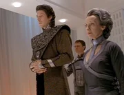 Der Goa&laquo;uld Tanith (Peter Wingfield) hat die 'Hohe RStin' Travell (Marie Stillin) gezwungen ihm Waffen zu liefern und die Menschen zu vernichten...