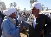H&auml;ndler auf dem Kamelmarkt in Daraw: Der Kamelmarkt von Daraw erinnert an "Tausendundeine Nacht".