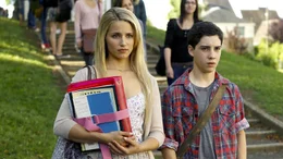 Tochter Belle (Dianna Agron) und Sohn Warren (John D'Leo) lernen schnell, sich in ihrer neuen Schule durchzusetzen.Tochter Belle (Dianna Agron) und Sohn Warren (John D'Leo) lernen schnell, sich in ihrer neuen Schule durchzusetzen.