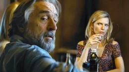 Der gef&uuml;rchtete New Yorker Pate Giovanni Manzoni (Robert de Niro) hat beim FBI gegen die einflussreichsten Mafiosi ausgesagt und lebt nun unter dem Namen Fred Blake mit seiner Familie im Zeugenschutzprogramm.. (Foto, re.: Michelle Pfeiffer)Der gefĂĽrchtete New Yorker Pate Giovanni Manzoni (Robert de Niro) hat beim FBI gegen die einflussreichsten Mafiosi ausgesagt und lebt nun unter dem Namen Fred Blake mit seiner Familie im Zeugenschutzprogramm.. (Foto, re.: Michelle Pfeiffer)