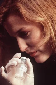 Scully (Gillian Anderson) findet bei einem toten Landarzt ein Fl&auml;schchen mit Impfstoff, der au&szlig;erirdische DNS enth&auml;lt und sowohl Kindern als auch Rindern gespritzt wurde.