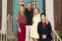 Nachdem Familienoberhaupt Giovanni (Robert De Niro, M.) einen Mafia-Boss an das FBI verpfiffen hat, fl&uuml;chtet er mit seiner Frau Maggie (Michelle Pfeiffer, l.) und den Kindern Belle (Dianna Agron) und Warren (John D'Leo) im Rahmen eines Zeugenschutzprogramms nach Frankreich, um dort ein normales Familienleben mit all seinen H&ouml;hen und Tiefen f&uuml;hren zu k&ouml;nnen.