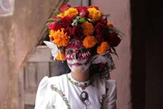 Alejandra Orozco Guzman tr&auml;gt zum Day of the Dead f&uuml;r ihr Catrina Kost&uuml;m Ringelblumen und Rosen im Haar