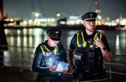In der 6. Staffel der ARD-Doku-Serie "Nachtstreife" steht wieder die Polizei Hamburg im Mittelpunkt. Sechs Einsatzteams mit bekannten, aber auch neuen Gesichtern geben Einblick in ihren n&auml;chtlichen Berufsalltag.