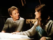 Mary Ellen Walton (Judy Taylor, r.) erz&auml;hlt ihrer Mutter (Michael Learned, l.), dass sie noch nicht bereit ist, zu heiraten &hellip;