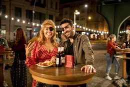 Zweite Begegnung mit Augenklappe: Sunny (Palina Rojinski) und Milo (Elyas M'Barek) g&ouml;nnen sich nach einer langen Berliner Nacht einen morgendlichen Snack.