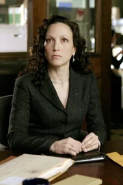 Die stellvertretende Staatsanw&auml;ltin Tracey Kibre (Bebe Neuwirth)