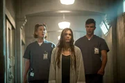 Lydia Martin (Holland Roden, M.) und Schrader (Clayton Froning, r.)  +++ Die Verwendung des sendungsbezogenen Materials ist nur mit dem Hinweis und Verlinkung auf RTL+ gestattet.