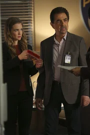 J.J. (A.J. Cook, l.), Rossi (Joe Mantegna, r.) und die anderem Mitglieder der Verhaltensanalyseeinheit des FBIs sind auf der Jagd nach einem Serienkiller, der Frauen entstellt und t&ouml;tet ...