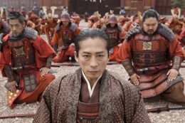 Oishi (Hiroyuki Sanada, M.) und seine M&auml;nner werden durch eine Intrige von stolzen Samurai des F&uuml;rsten Asano zu vogelfreien Ronin.