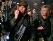 O'Neill (Richard Dean Anderson) hat Kontakt zu Daniel. Dieser und Jonas sind seit einiger Zeit verschollen... (Foto, re.: Amanda Tapping als Carter)