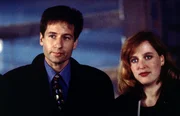 Mulder (David Duchovny, l.) und Scully (Gillian Anderson, r.) werden in Wisconsin mit einer Sekte konfrontiert, die als Vegetarier im Land der Viehzucht das Schlachten beenden wollen.