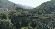 Die gewaltige Stahlbrücke bei Intragna - Eines der vielen Highlights des Centovalli Express Die gewaltige Stahlbrücke bei Intragna - Eines der vielen Highlights des Centovalli Express