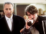 F&uuml;r Rechtsanwalt J&uuml;rgen Strohmeier (Robert Giggenbach,  li) und Karl Lagerhoff (Michael Sch&uuml;tz, re), Ehemann der Ermordeten, besteht kein Zweifel an der Schuld des verd&auml;chtigen H&auml;ftlings.