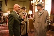 Im Bild: Dr. Cawley (Ben Kingsley, l.); Chuck Aule (Mark Ruffalo, m.); Teddy Daniels (Leonardo DiCaprio, r.).