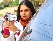 Die pakistanische Studentin Meena (Mahira Kakkar) filmt, wie eine Gruppe junger Mexikaner &uuml;berfallen wird.