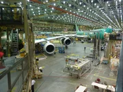 Zwei neue Boeings 747-8 kurz vor der Fertigstellung im Hangar im amerikanischen Everett, nördlich von Seattle. Diese neuesten Mitglieder der Jumbofamilie nahmen den Linienverkehr bei der Lufthansa auf. Zwei neue Boeings 747-8 kurz vor der Fertigstellung im Hangar im amerikanischen Everett, nördlich von Seattle. Diese neuesten Mitglieder der Jumbofamilie nahmen den Linienverkehr bei der Lufthansa auf.