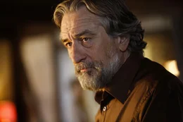 Um seine Familie vor einer gef&auml;hrlichen Mafiosi-Bande zu besch&uuml;tzen, zieht Giovanni (Robert De Niro) mit ihnen im Rahmen eines Zeugenschutzprogrammes in die franz&ouml;sische Normandie und lebt dort fortan getarnt als Schriftsteller unter dem Namen Fred Blake.  Die Verwendung des sendungsbezogenen Materials ist nur mit dem Hinweis und Verlinkung auf RTL+ gestattet.; Um seine Familie vor einer gef&auml;hrlichen Mafiosi-Bande zu besch&uuml;tzen, zieht Giovanni (Robert De Niro) mit ihnen im Rahmen eines Zeugenschutzprogrammes in die franz&ouml;sische Normandie und lebt dort fortan getarnt als Schriftsteller unter dem Namen Fred Blake.  Die Verwendung des sendungsbezogenen Materials ist nur mit dem Hinweis und Verlinkung auf RTL+ gestattet.