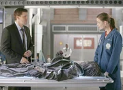 Dr. Brennan (Emily Deschanel) teilt Agent Booth (David Boreanaz) erste Untersuchungsergebnisse im Fall einer mumifizierten Leiche mit, die in der Wand einer Diskothek gefunden wurde. Dr. Brennan (Emily Deschanel) teilt Agent Booth (David Boreanaz) erste Untersuchungsergebnisse im Fall einer mumifizierten Leiche mit, die in der Wand einer Diskothek gefunden wurde.