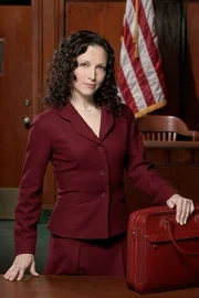 Die stellvertretende Staatsanw&auml;ltin Tracey Kibre (Bebe Neuwirth)