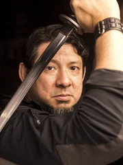 Waffenexperte Doug Marcaida ist einer der drei Juroren bei "Forged in Fire - Wettkampf der Schmiede" und kontrolliert die Schmiede-Arbeiten der Kandidaten.