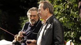 Fred Blake (Robert de Niro, li.) und Robert Stansfield (Tommy Lee Jones, re.)