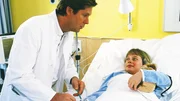 Dr. Stefan Frank (Sigmar Solbach) besucht die kleine Lina (Natalie Uhlig) in der Klinik.