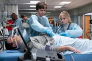 Dr. Shaun Murphy (Freddie Highmore) und Dr. Charlotte Lukaitis (Kayla Cromer)