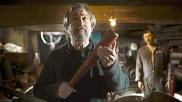 Er war einer der m&auml;chtigsten M&auml;nner der USA: Fred (Robert De Niro), einst gef&uuml;rchteter Pate in New York, hat durch seine Aussagen eine ganze Reihe einflussreicher Mafiosi hinter Gitter gebracht. Nun lebt er mit seiner Familie im Zeugenschutzprogramm in der Normandie..Er war einer der mĂ&curren;chtigsten MĂ&curren;nner der USA: Fred (Robert De Niro), einst gefĂĽrchteter Pate in New York, hat durch seine Aussagen eine ganze Reihe einflussreicher Mafiosi hinter Gitter gebracht. Nun lebt er mit seiner Familie im Zeugenschutzprogramm in der Normandie..