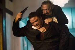 Unter dem Namen "Fred Blake" untergetaucht wiegte sich Giovanni (Robert De Niro, r.) im Zeugenschutzprogramm in Frankreich in Sicherheit. Als jedoch eines Tages Mafioso Bernie (Anthony Desio, l.) Jagd auf die Familie Blake macht, muss er einsehen, dass seine Vergangenheit ihn eingeholt hat.