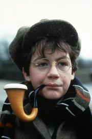 John Watson (Alan Cox) ist neu im Internat Brompton - noch ahnt er nicht, dass er hier sein erstes Abenteuer an der Seite von Sherlock Holmes erleben wird.