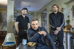 Wollen von Renzo wissen, wo der Stoff abgeblieben ist: Sorokin (Mark Filatov, M.), Orlow (Surho Sugaipov, l.) und Komarow (Abus Magomedov, r.).