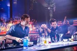 Lieben ihren Job, wollen aber endlich einen anderen Lebensstil, so mit Frau und Kindern: Die beiden Berliner Barkeeper Milo (Elyas M'Barek, r.) und Renzo (Frederick Lau).