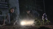 Stiles (Dylan O`Brien, li.) und Scott (Tyler Posey,re.) glauben das Derek das ermodete MĂ&curren;dchen getĂśtet hat und suchen bei seinem Haus nach der Leiche...