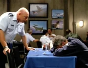 Jack (Richard Dean Anderson, re.) ist verzweifelt. Es scheint fast so, als ob er seinen besten Freund dieses Mal entg&uuml;ltig verloren h&auml;tte. General Hammond (Don S. Davis) versucht ihn aufzumuntern...