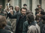 Louis Favre (Carlos Leal) bietet den Arbeitern Geld für gefährlichen Arbeitseinsatz Louis Favre (Carlos Leal) bietet den Arbeitern Geld für gefährlichen Arbeitseinsatz