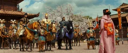 Lord Kira (Tadanobu Asano, 4.v.r.) und seine Gefolgschaft, Shogun Tsunayoshi (Cary-Hiroyuki Tagawa, 5.v.l.) und Shoguns Adjutant (Tanroh Ishida, 3.v.l.), ermorden nicht nur den Herrscher Lord Asano, sondern nehmen auch dessen Tochter Mika (Ko Shibasaki, r.) gefangen. Nun k&ouml;nnen nur noch die herrenlosen Ronin-Krieger helfen ...