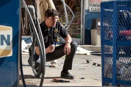 Sheriff Jackson Lamb (Kyle Chandler) hat ein richtig gro&szlig;es Problem. Zun&auml;chst verw&uuml;stet das Milit&auml;r den ganzen Ort, dann verschwinden Unmengen an Elektroger&auml;ten und Hunden und schlie&szlig;lich verschwindet sein Boss samt anderer Bewohner spurlos ...