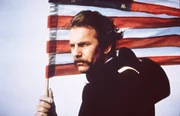 Der amerikanische B&uuml;rgerkrieg ver&auml;ndert das Leben von John (Kevin Costner) vollst&auml;ndig. Aufgrund einer schweren Verletzung wird er auf einen brisanten Au&szlig;enposten versetzt...